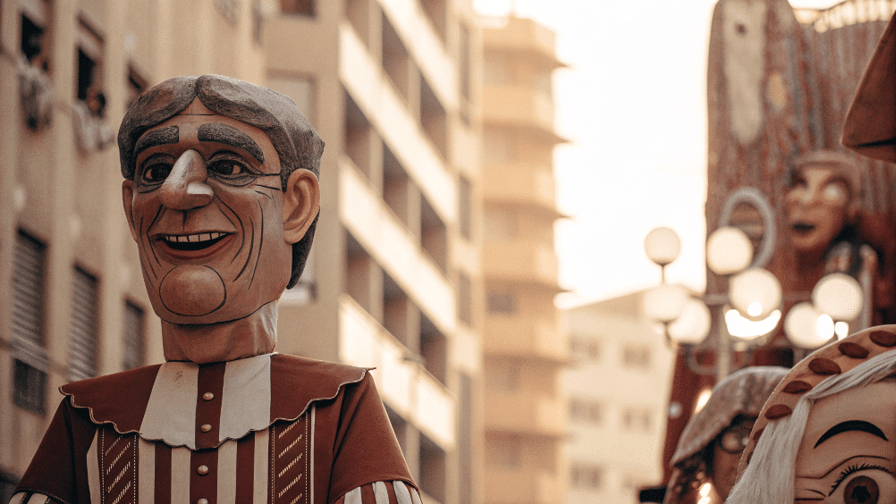91c8ba317abb4974a989b9f997c561df simply paper crafts Giant paper mache sculpture of a man in a city
