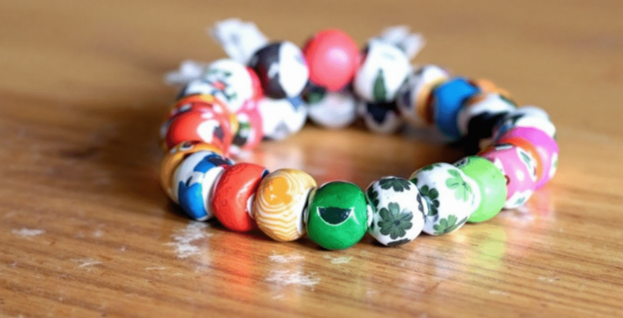 927389026ee047638b0b676e8d1ddab4 simply paper crafts Paper bead made out of magazines on a table