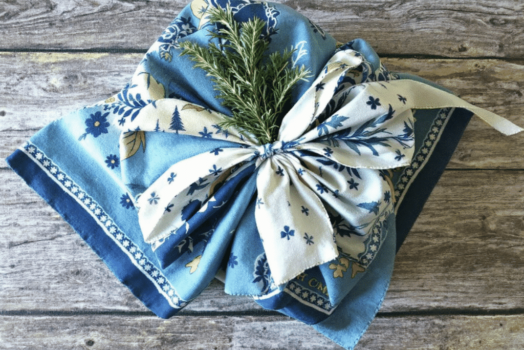 Image simply paper crafts Blue fabric used as a wrapping paper