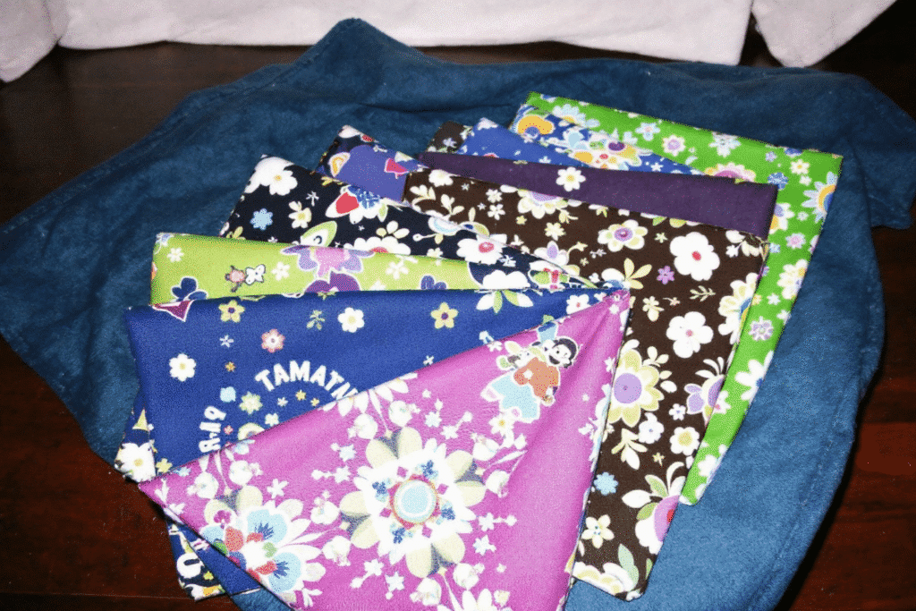 Image simply paper crafts Assortment of fabric napkins on a blue duvet