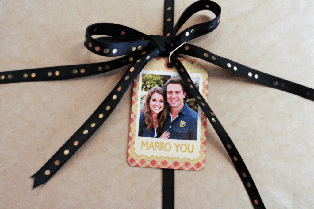 Image simply paper crafts A photo tag of a woman and man on a gift box
